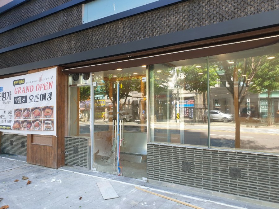 일산 정발산동 상가 강화도어, 개방감 넘치는 상하가네모 시공 후기 상하가네모 양개도어 시공 완료 모습