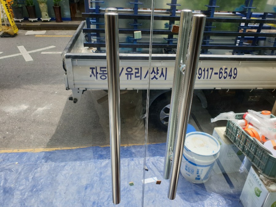 왼쪽 문과 다르게 생긴 오른쪽 문의 ㄱ자 가네모 부속