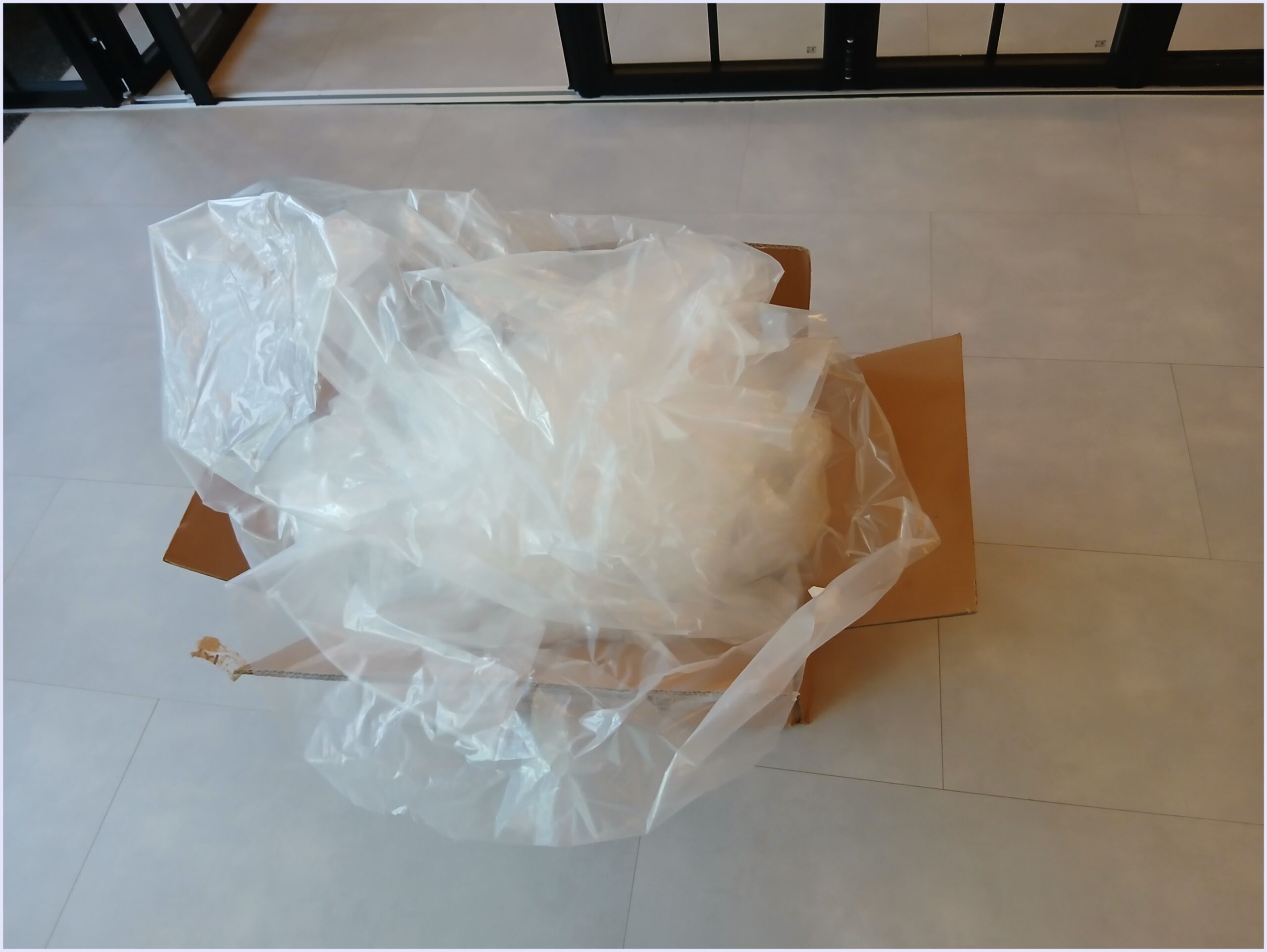 일산 상가 폴딩도어 유리 교체, 강서구 창호 설치 전문 업체가 해결! 안전하게 철거하여 상자에 담은 강화유리 파편