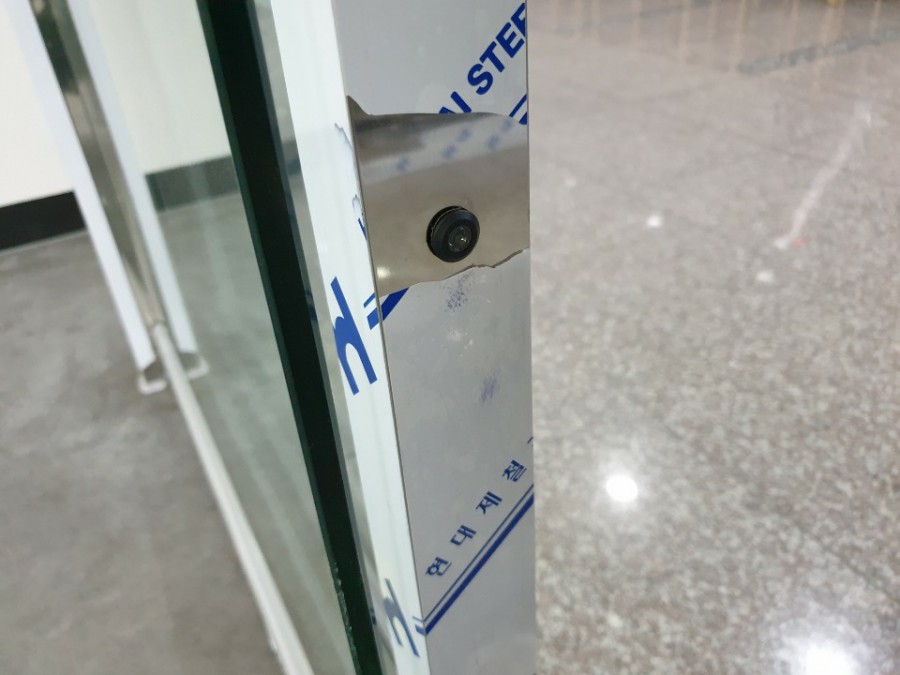 자동문 안전센서의 작동 원리를 보여주는 사진