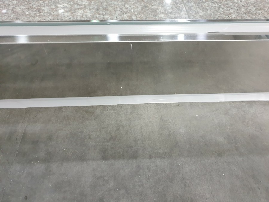 자동문 설치 후 마감 처리된 부분 확대 사진