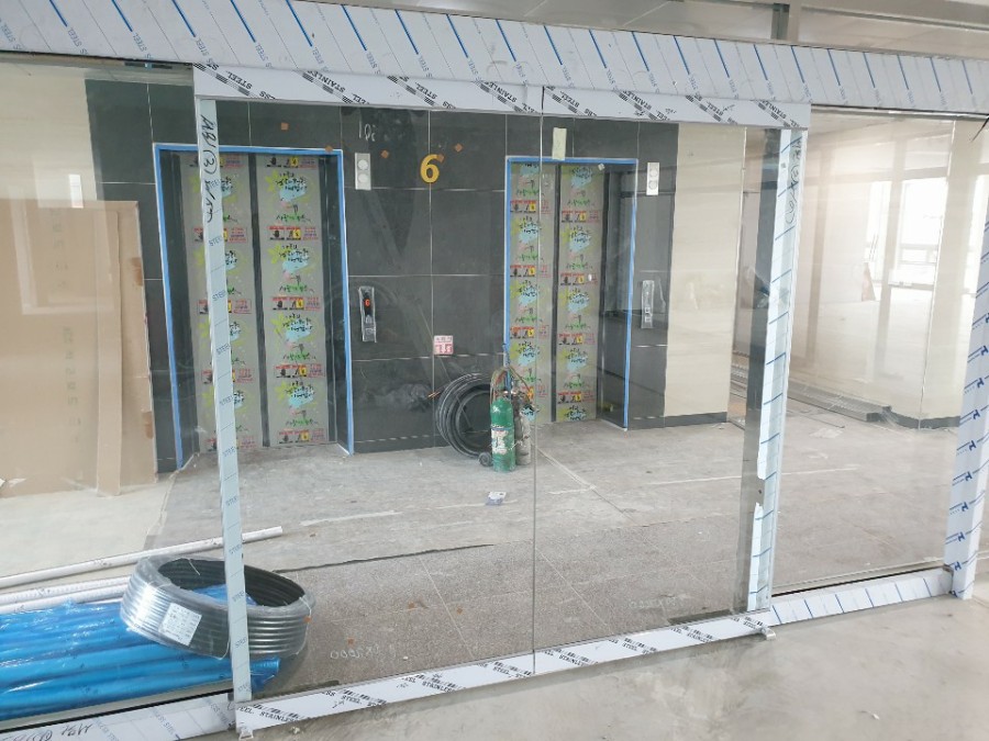 일산동구 정발산동 양개자동문 설치, 꼼꼼한 시공 후기 깔끔하게 시공된 양개형 자동문과 측면 고정유리