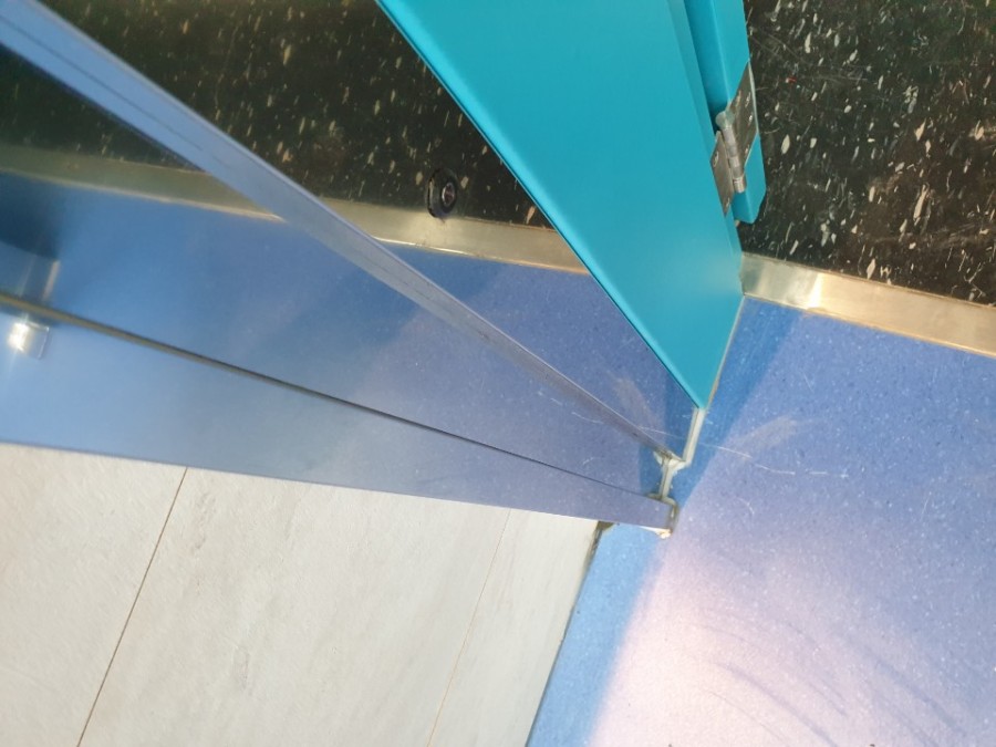 자동문 상단에 설치된 동작 감지 센서