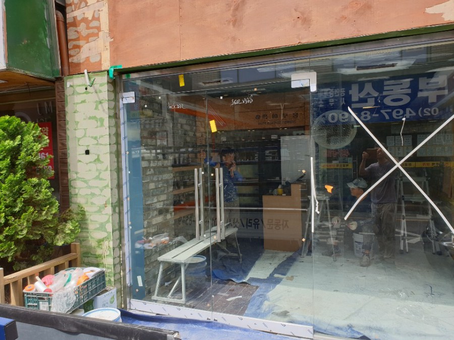 설치된 깔끔한 일자형 손잡이