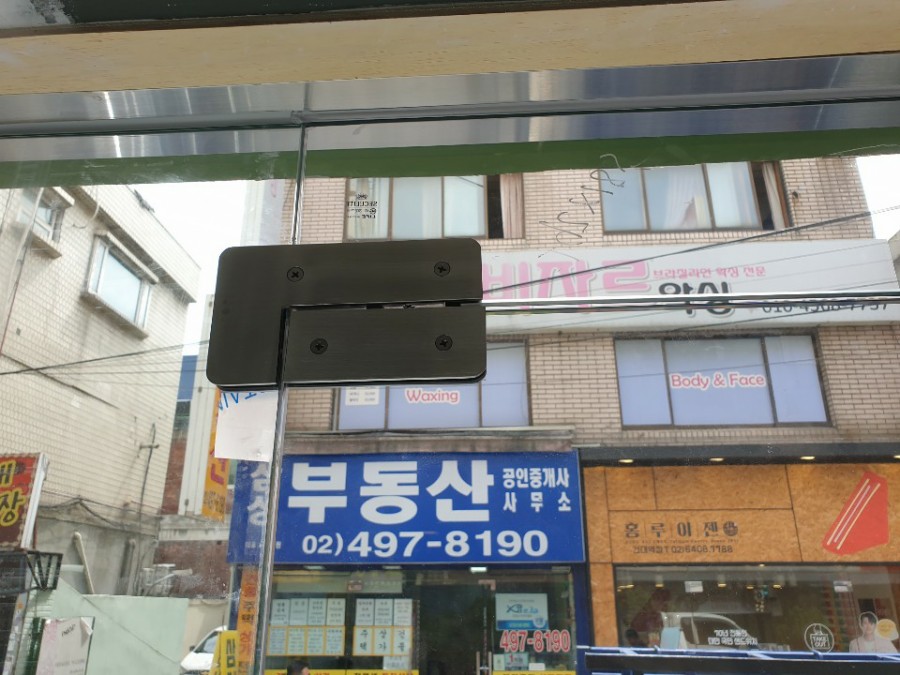 내부에서 바라본 왼쪽 강화도어 상부 부속