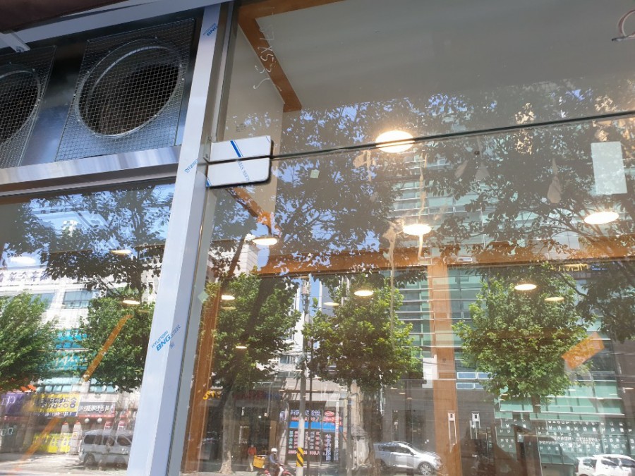 일산 정발산동 상가 강화도어, 개방감 넘치는 상하가네모 시공 후기 개방감을 주는 티자가네모 디테일