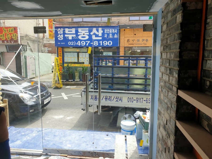 상가네모도어 상부의 네모난 금속 부속
