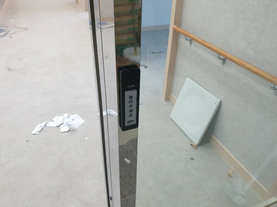 등촌동 자동문 수리, 병원 출입문 휠체어도 거뜬한 와이드 시공 후기 자동문 프레임에 설치된 안전센서