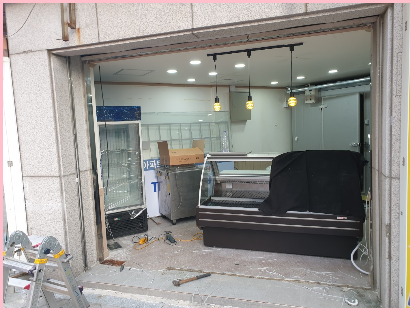 기존 유리문 및 프레임 철거 작업 진행 중인 현장